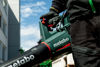 Metabo LB 18 LTX BL är en kraftfull och tyst lövblås som snabbt tar bort löv och smuts på vägar och andra platser. Den batteridrivna lövblåsen har en stark, kolborstfri motor för hög prestanda, inställbar lufthastighet, vadderad axelrem för bekväm arbetss